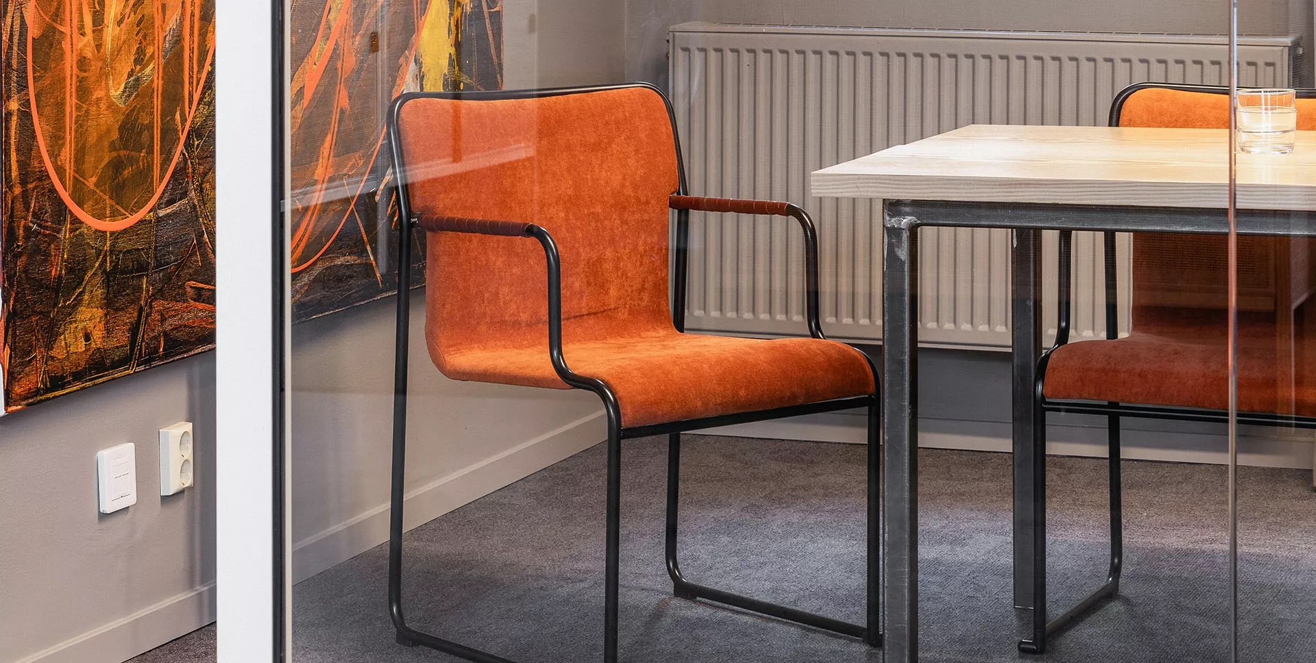 Lammhults 77 i ett av konferensrummen på Emrahus i Landskrona, inrett av Yllw Factory