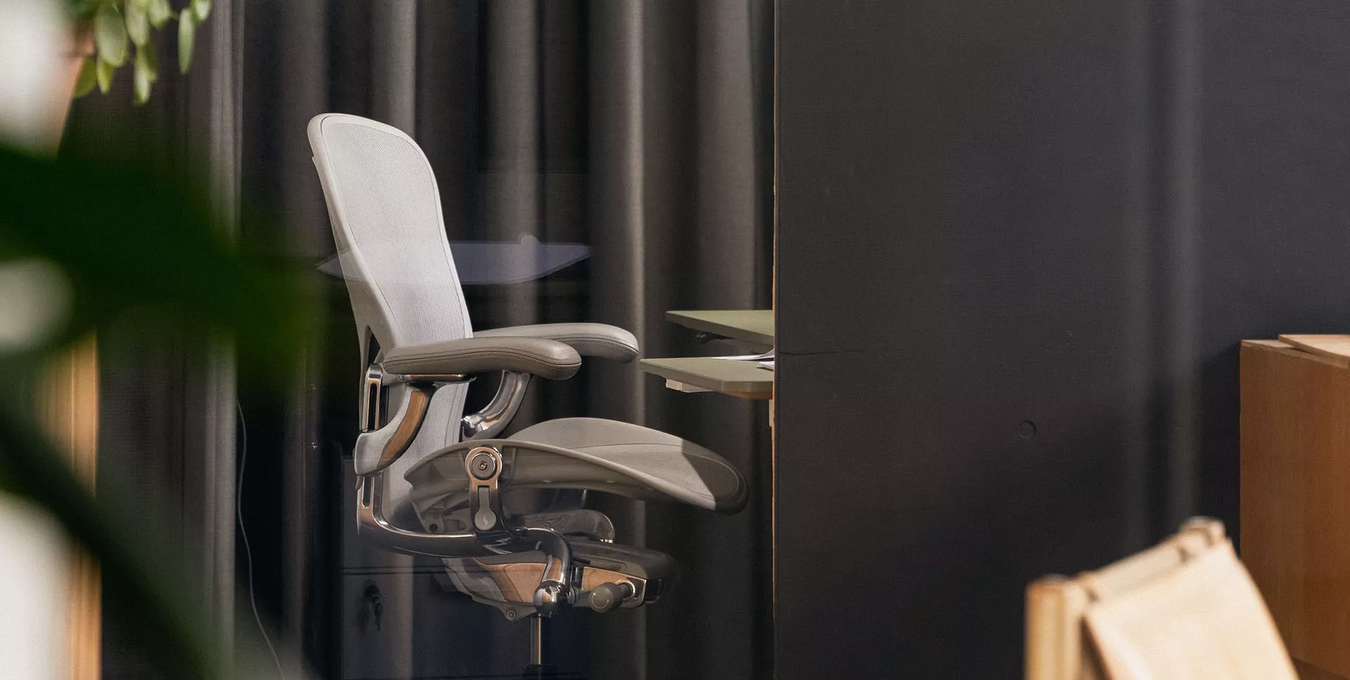 Herman Miller Aeron och skrivbord i linoleum tillverkad av Yllw Factory för Emrahus i Landskrona