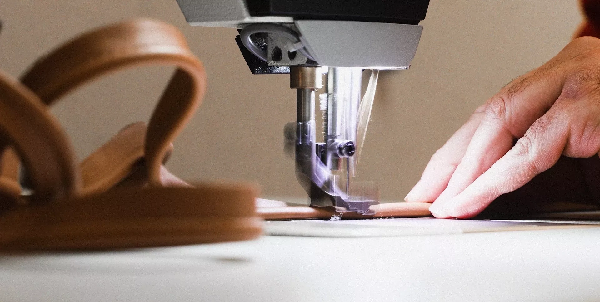 Yllw Factory sömnad av piping för en fåtölj