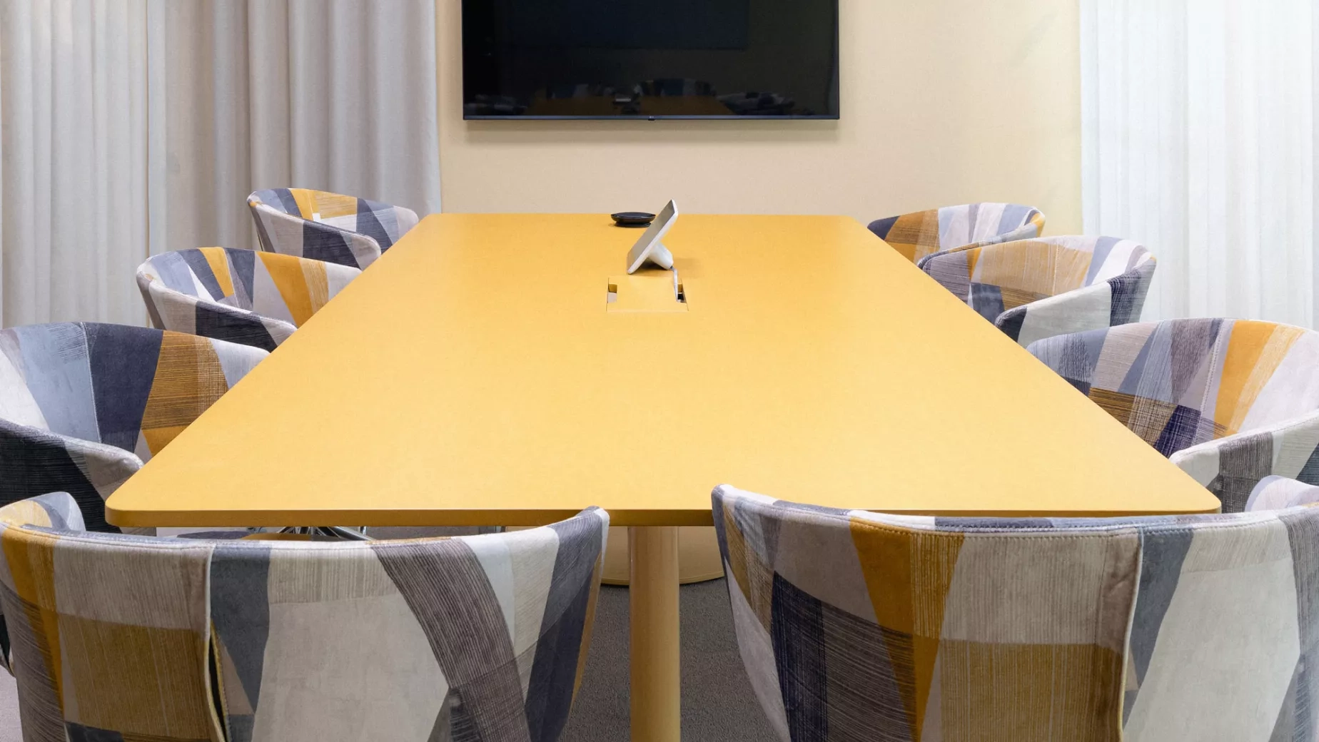 Specialbyggda konferensbord i valchromat av Soeco by Yllw