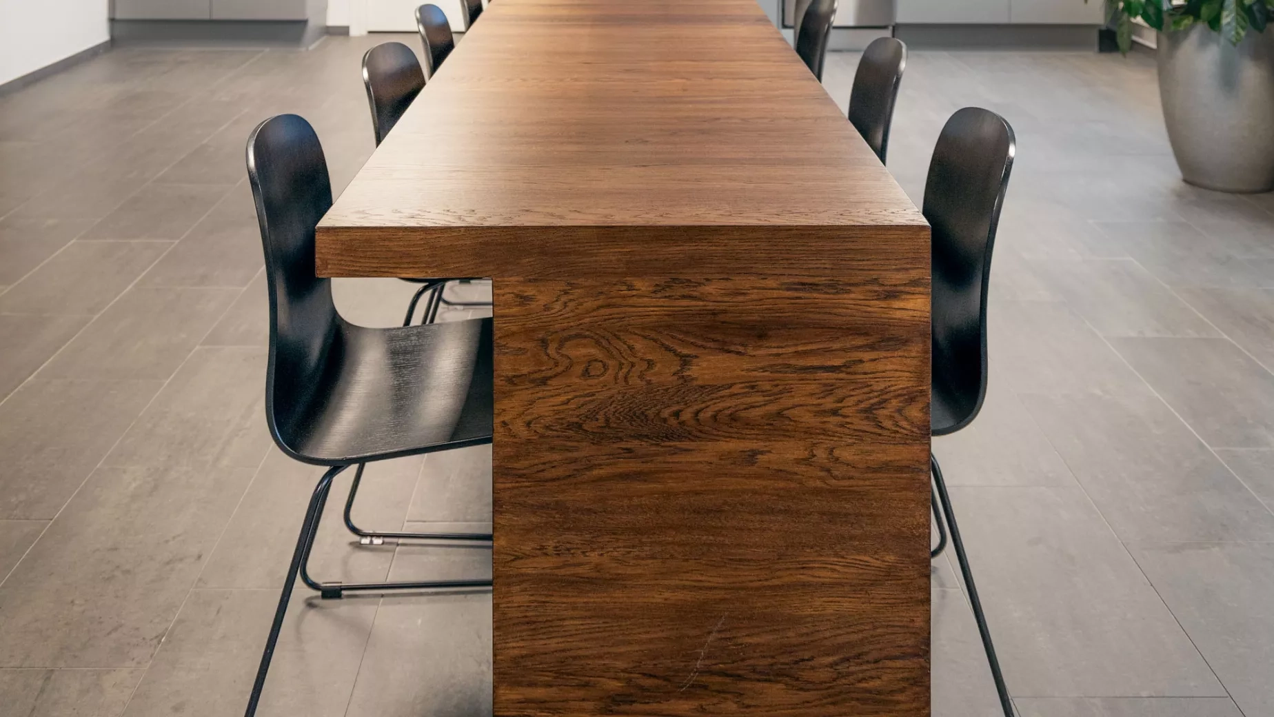 Fikarum med återbrukat bord från Emporia