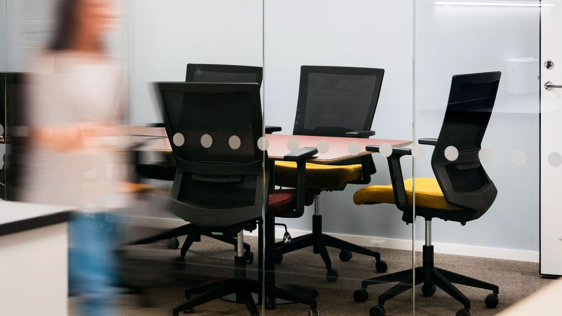 Konferensrum med glasväggar hos Hitachi i Landskrona