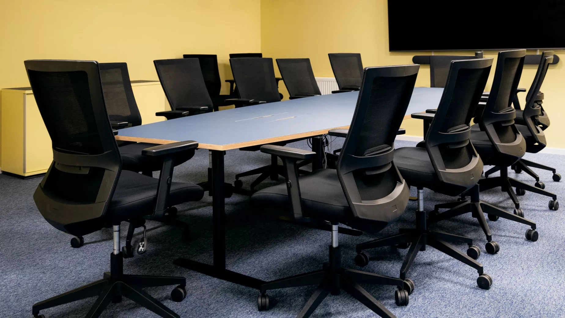 Konferensrum i gult och blått hos Hitachi i Landskrona