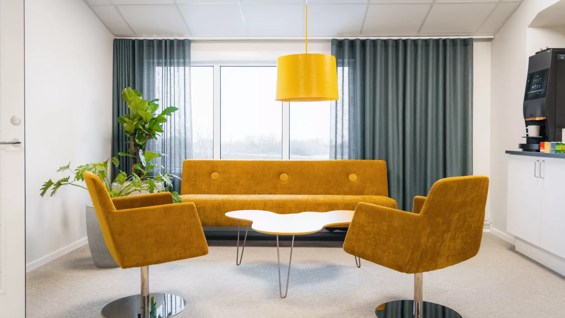 Gul loungeyta hos Hitachi i Landskrona