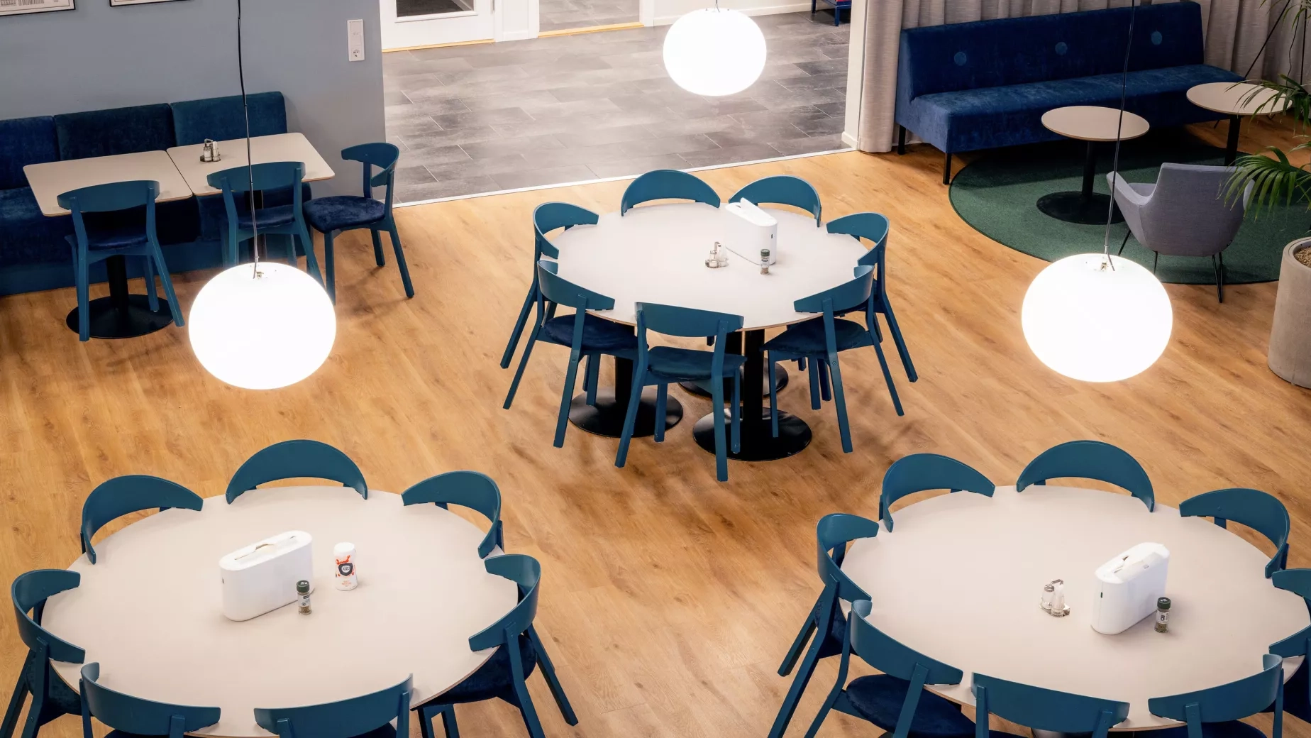 Färgglada matplatser på Hitachi i Landskrona