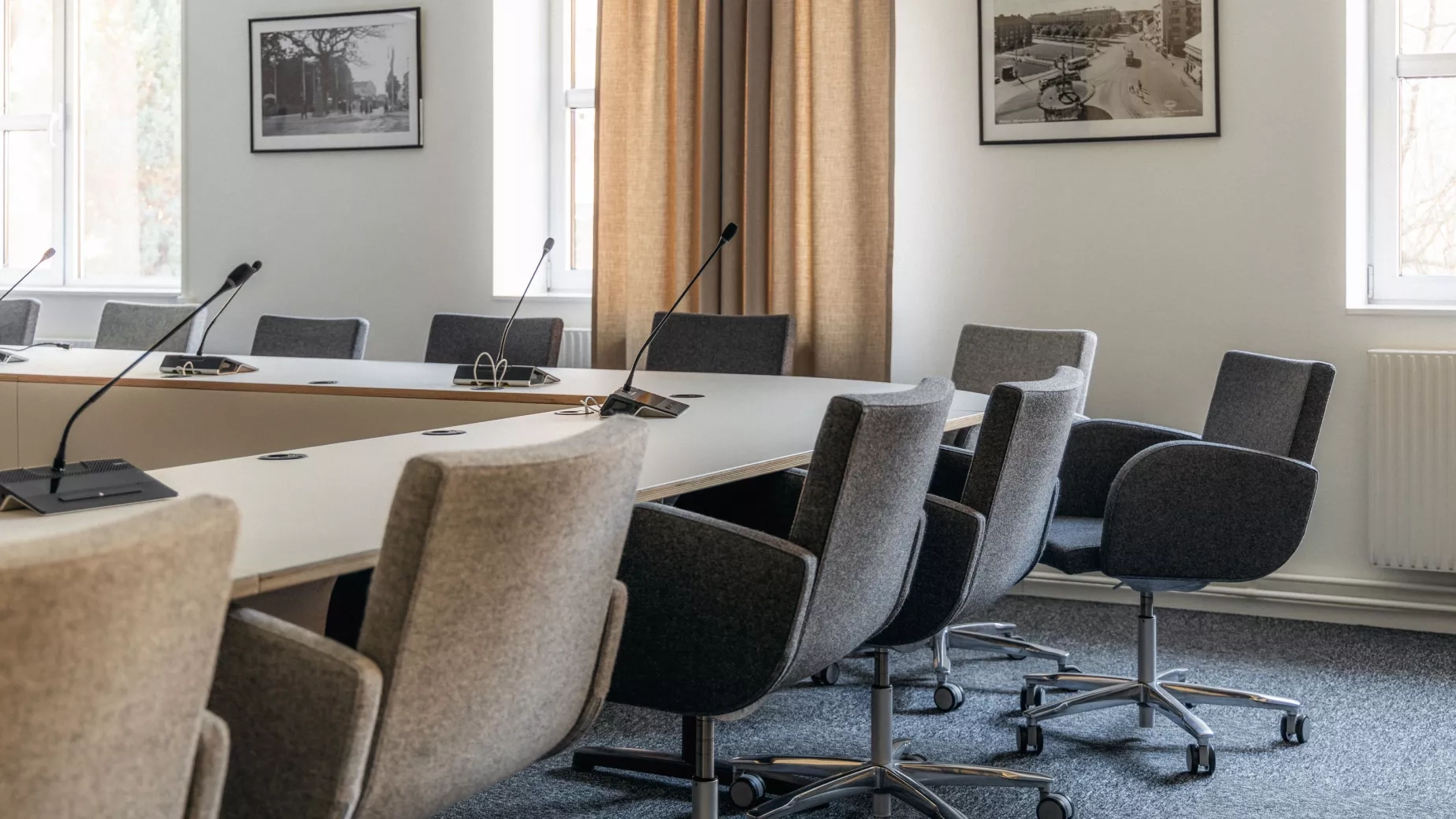 Återbrukade bord anpassade och svetsade av Soecos smeder