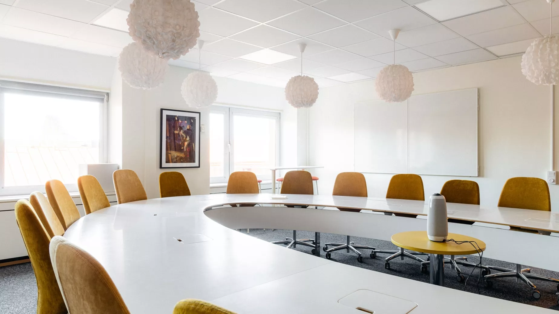 Stort styrelsebord i koriand kombinerat med stolar från Kinnarps