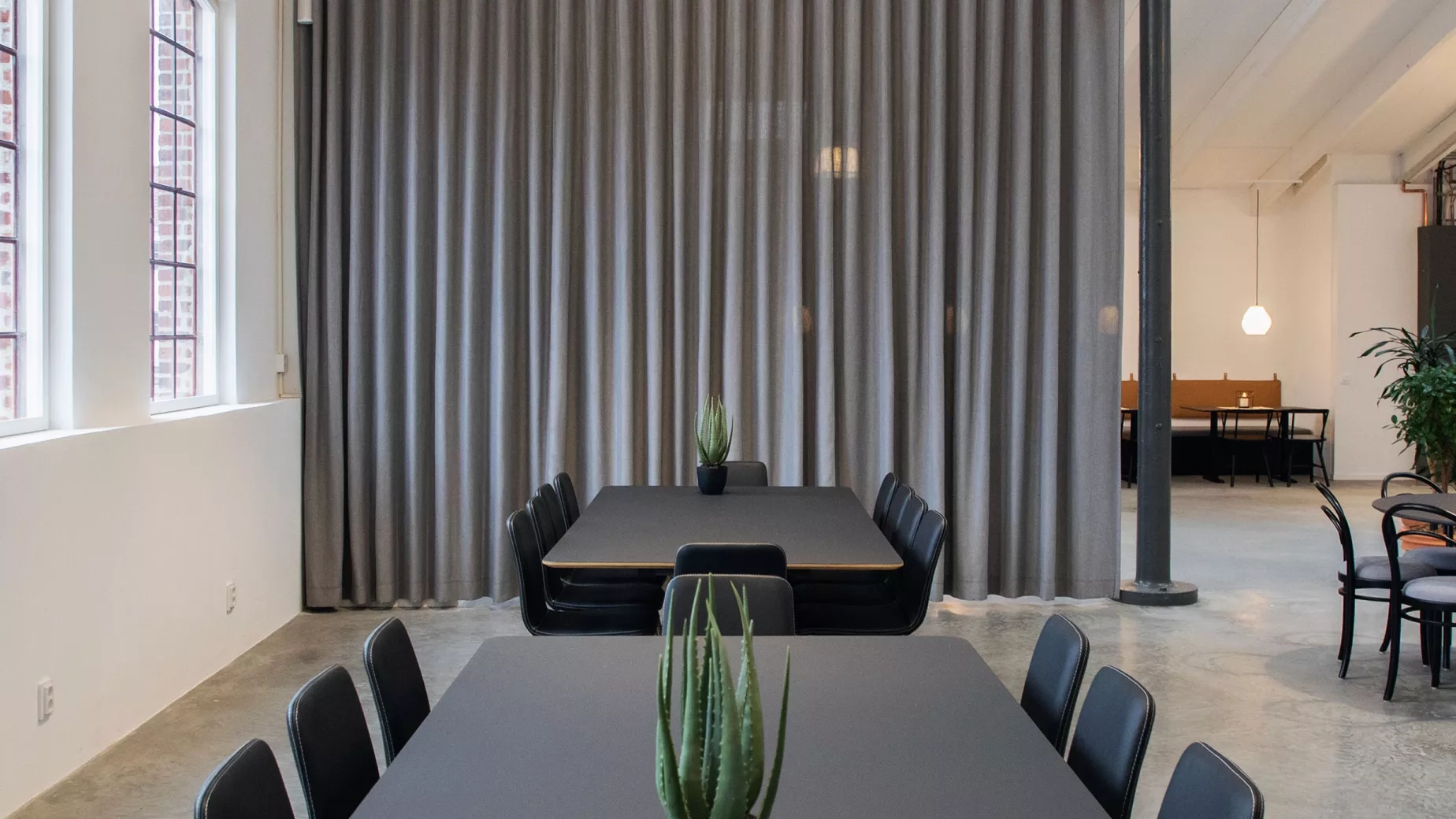 Specialbyggda konferensbord hos Sandvik av Soeco by Yllw