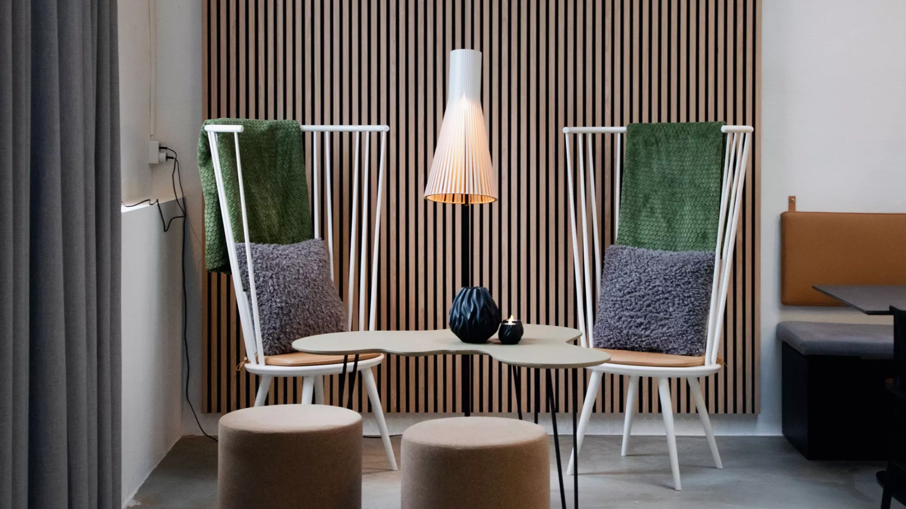 Loungehörna med fåtöljer av Mårten Cyrén hos Sandvik