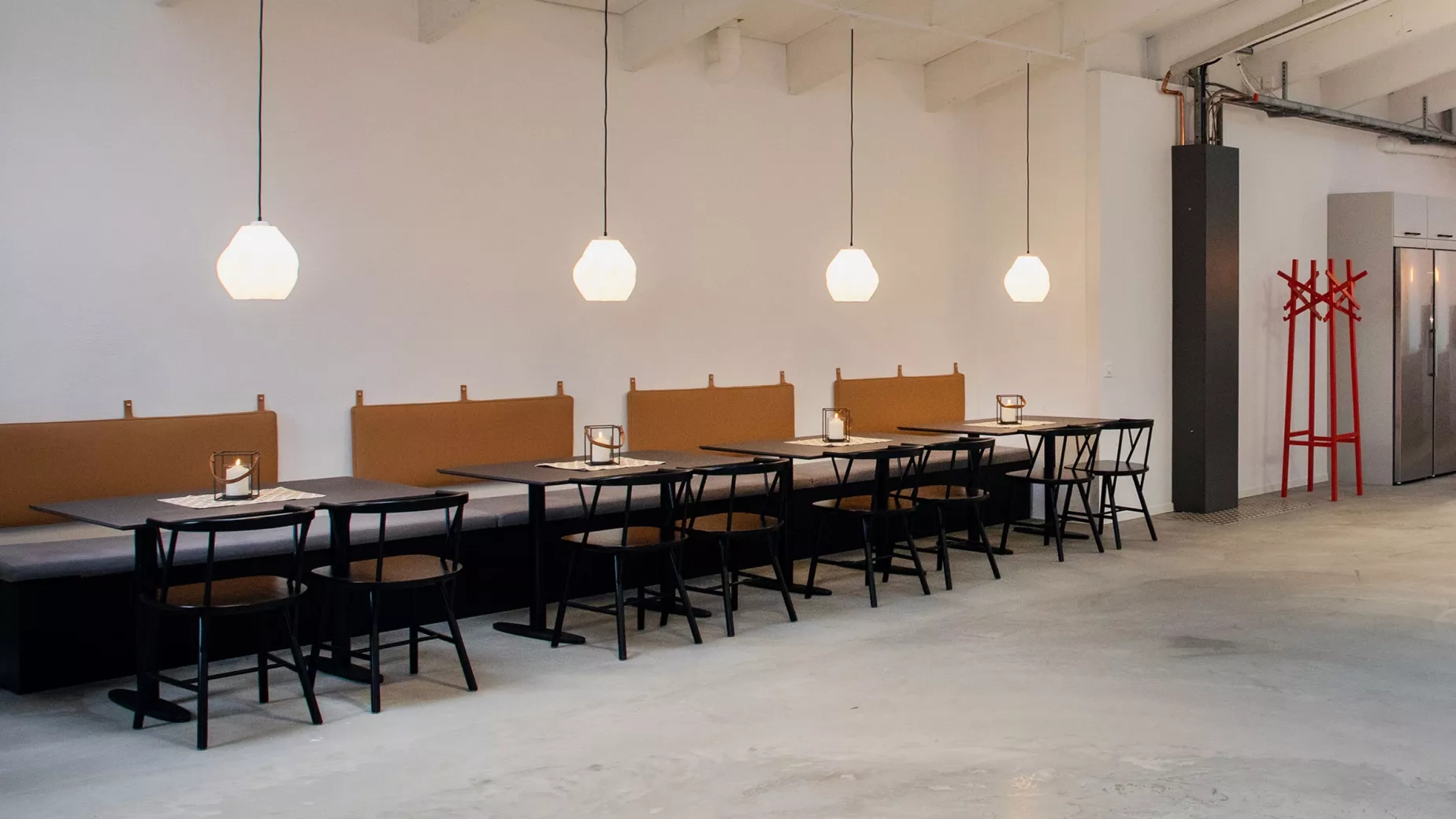 Platsbyggda bänkar i matsalen på Sandvik