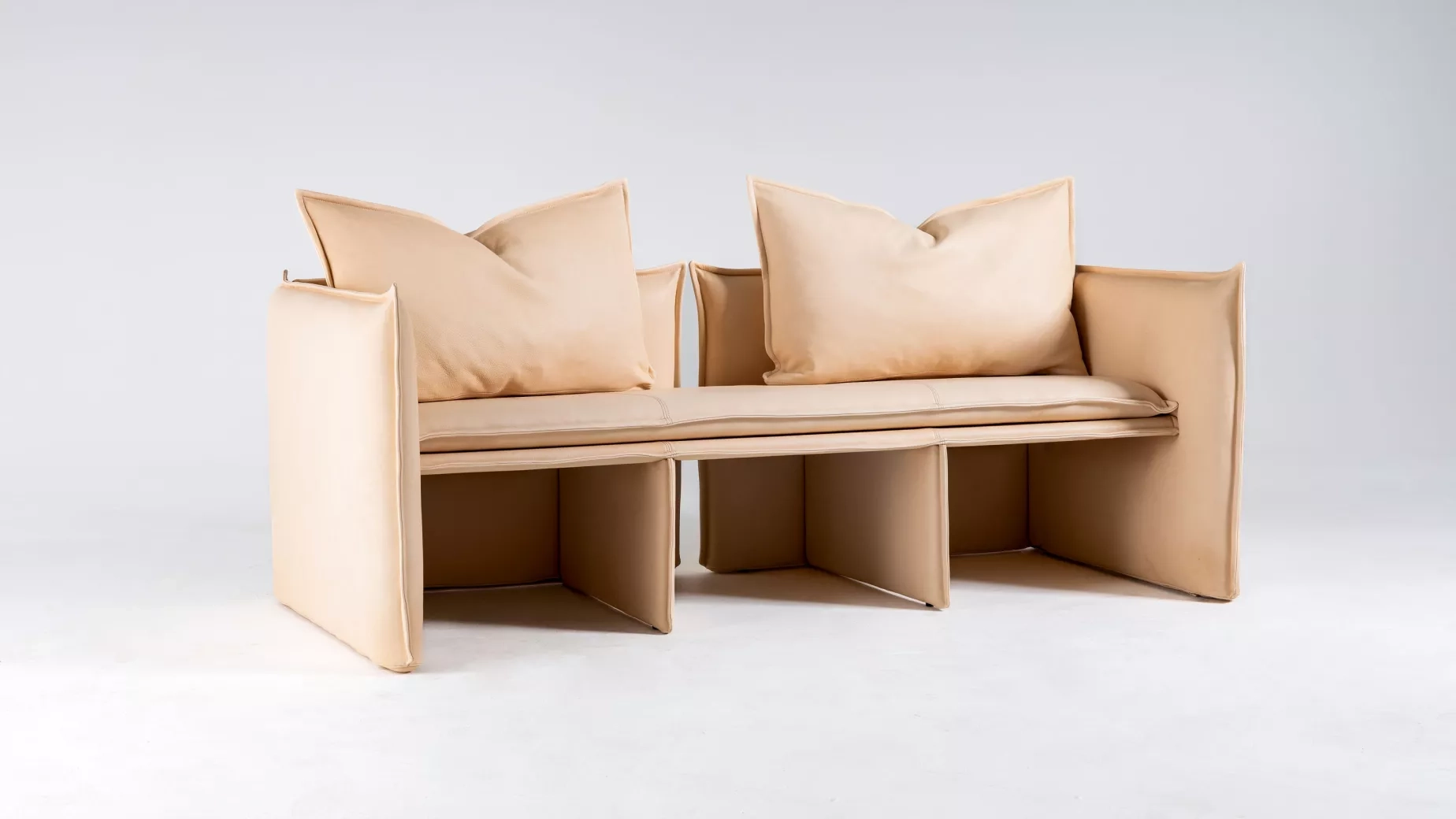 Upcyclad soffa av Jenny Nordberg gjord av bordsskärmar