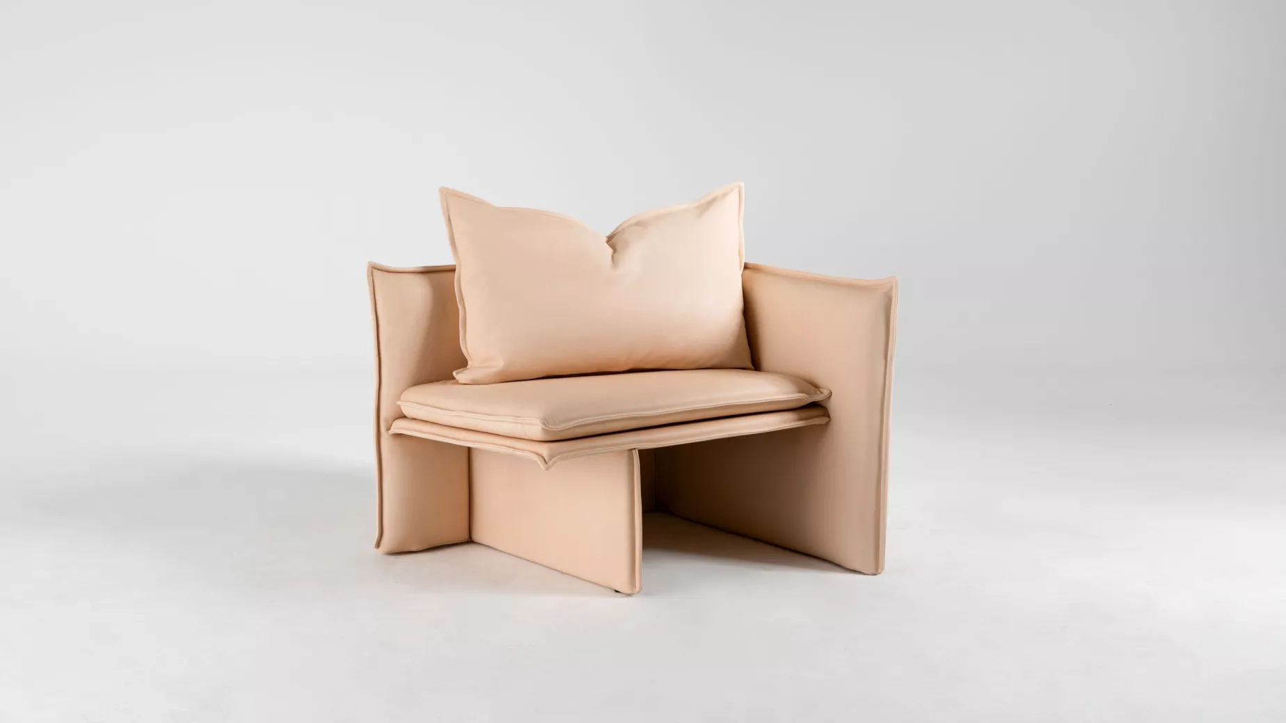 Fåtölj ur serien The Executive av Jenny Nordberg för Soeco by Yllw