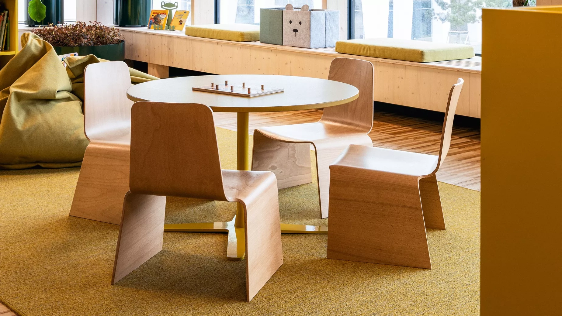 Stolar omvandlade till barnstolar av Soeco by Yllw