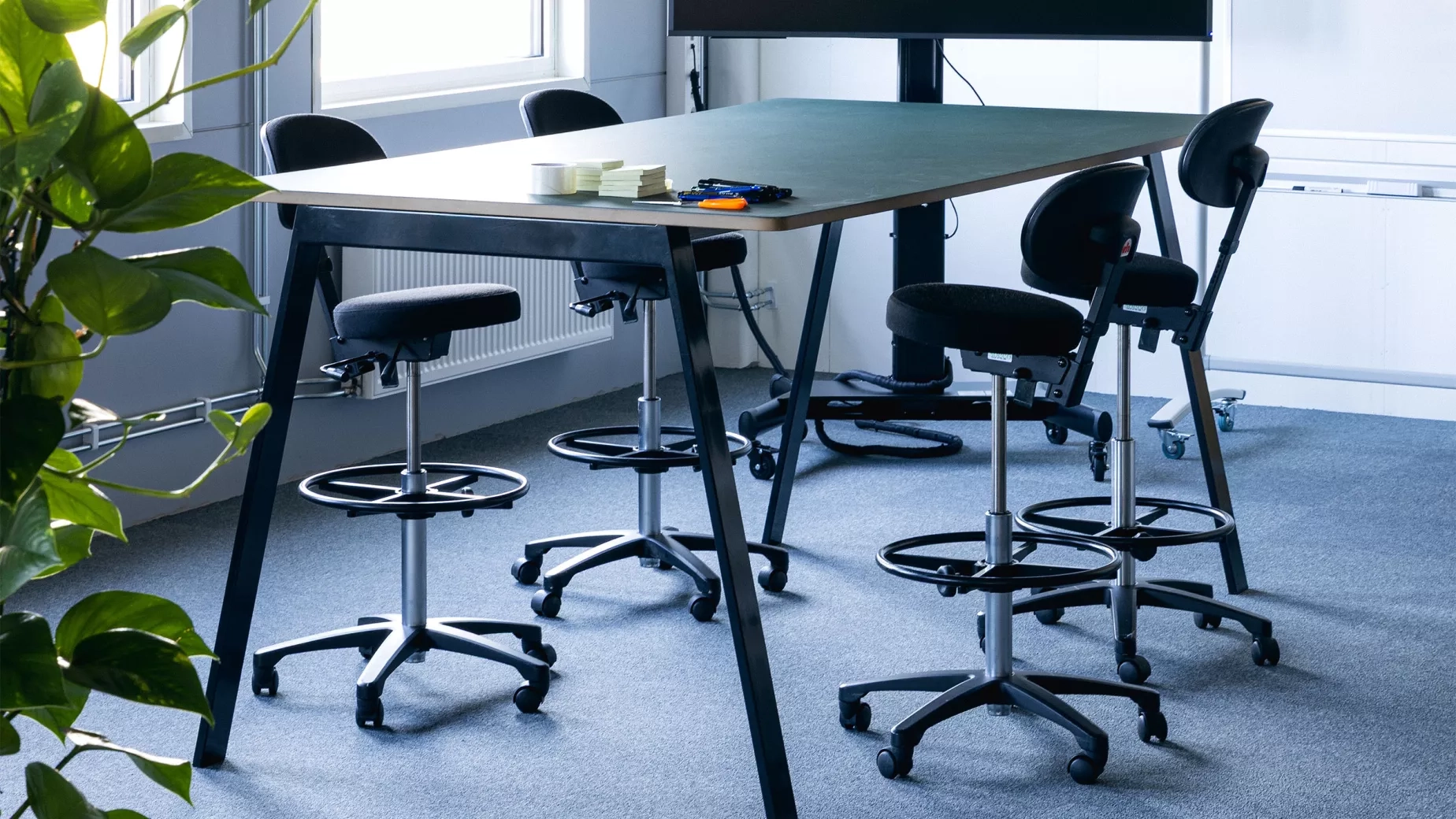 Mötesbord med höj- och sänkbara barstolar på Ecolean i Landskrona