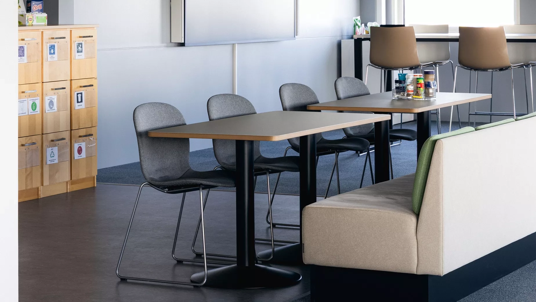 Källsortering i lunchrummet på Ecolean i Landskrona av Yllw Factory