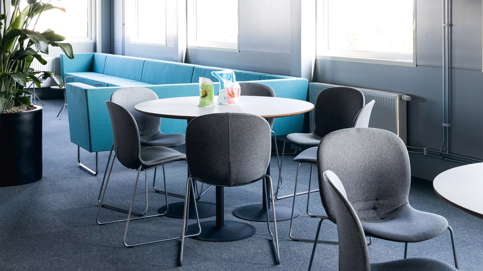 Konferensstolar och runda bord av Yllw Factory på Ecolean i Landskrona