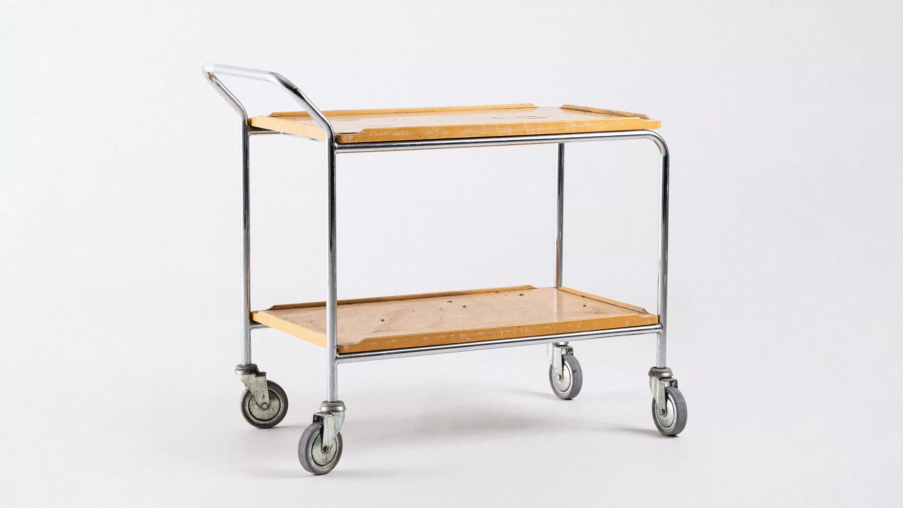 Förebild på en serveringsvagn som Yllw Factorys snickeri tog sig an