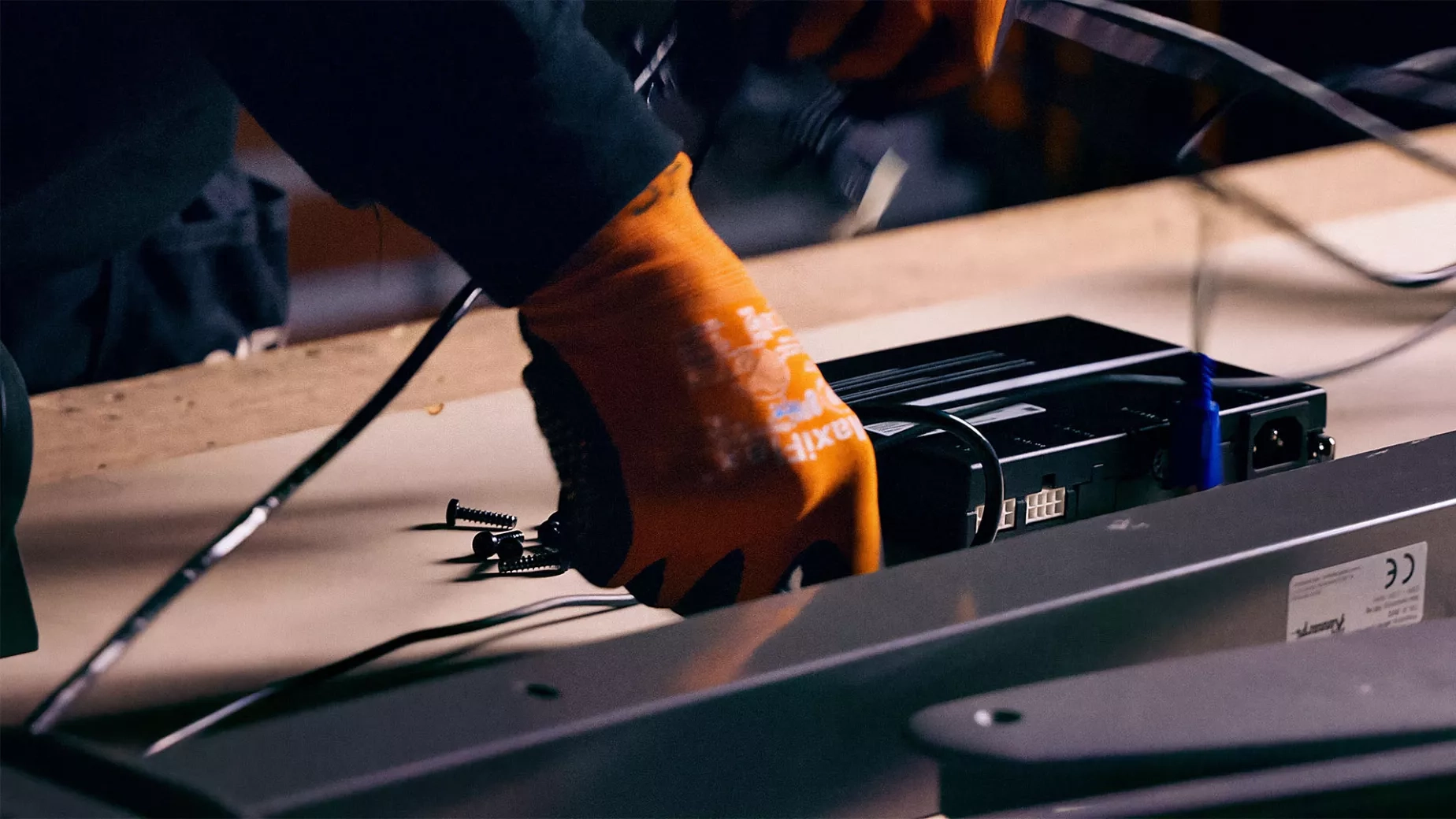 Yllw Factory Bordsverkstaden installerar elkomponenter