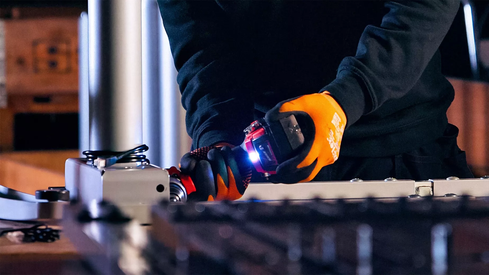 Yllw Factory Nedmontering av höj- och sänkbara skrivbord