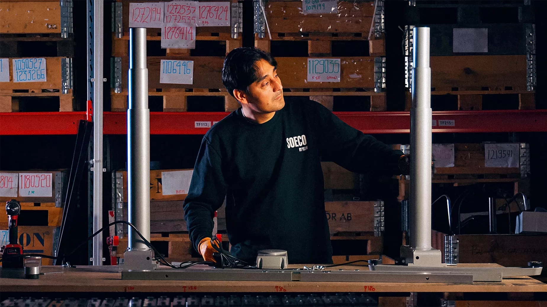 Yllw Factory Bordsverkstad Test av höj- och sänkbara skrivbord