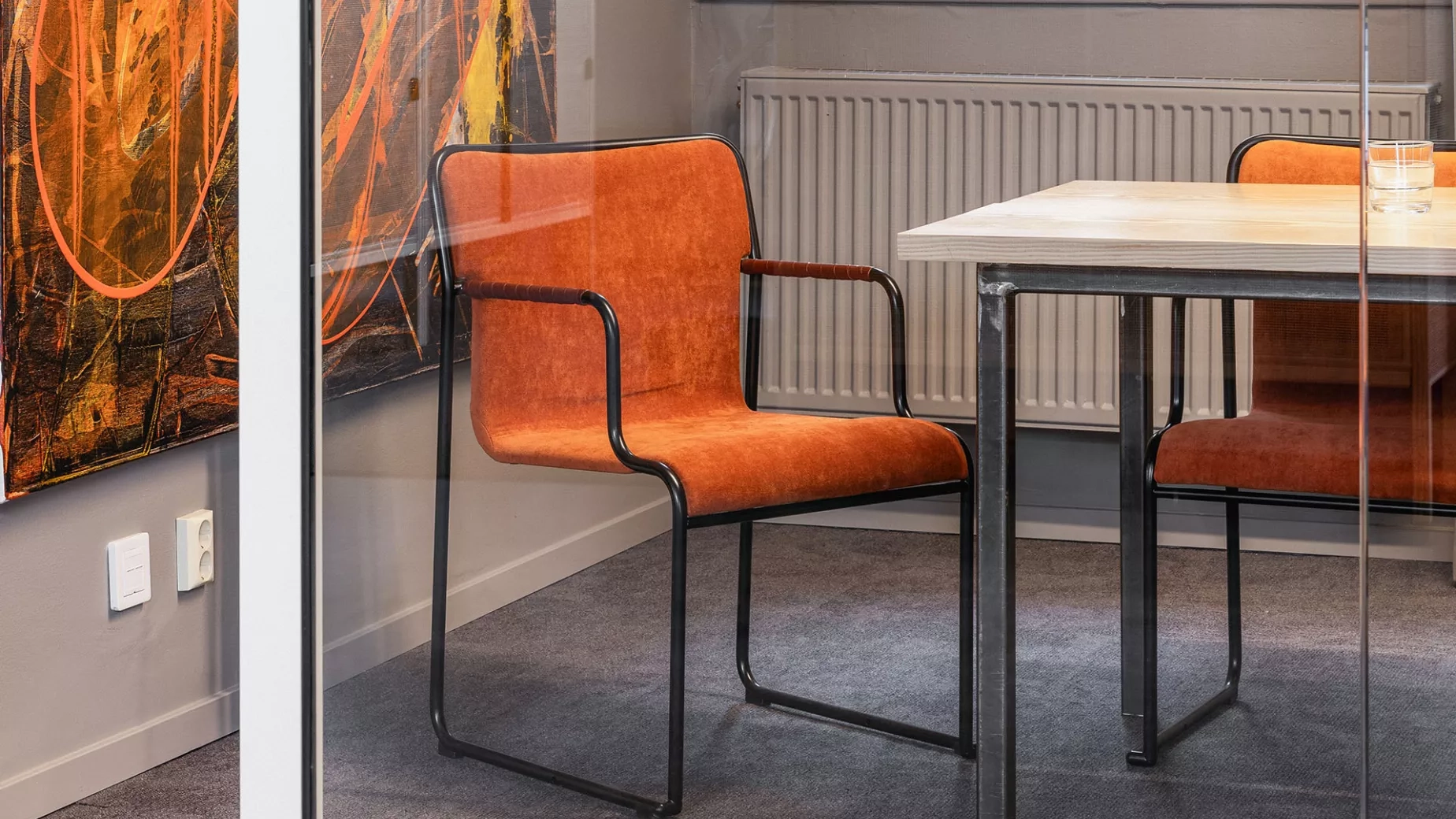 Lammhults 77 i ett av konferensrummen på Emrahus i Landskrona, inrett av Yllw Factory