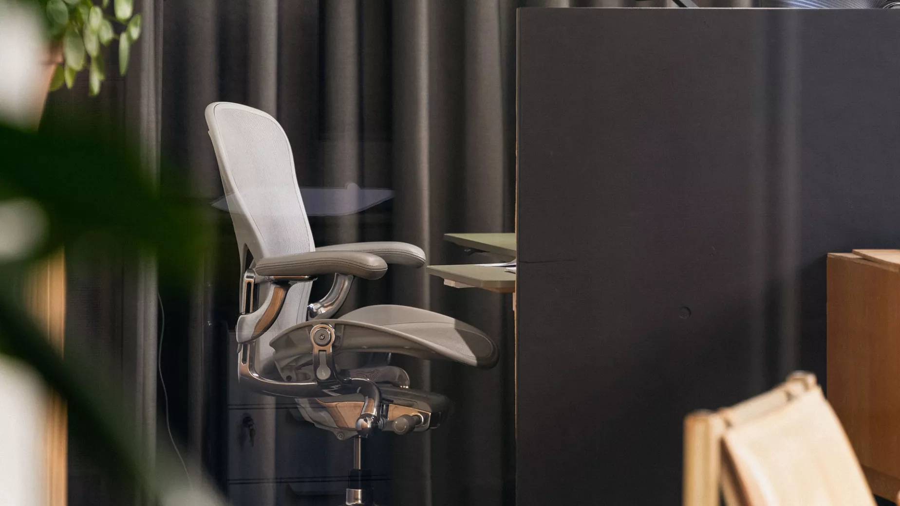 Herman Miller Aeron och skrivbord i linoleum tillverkad av Yllw Factory för Emrahus i Landskrona