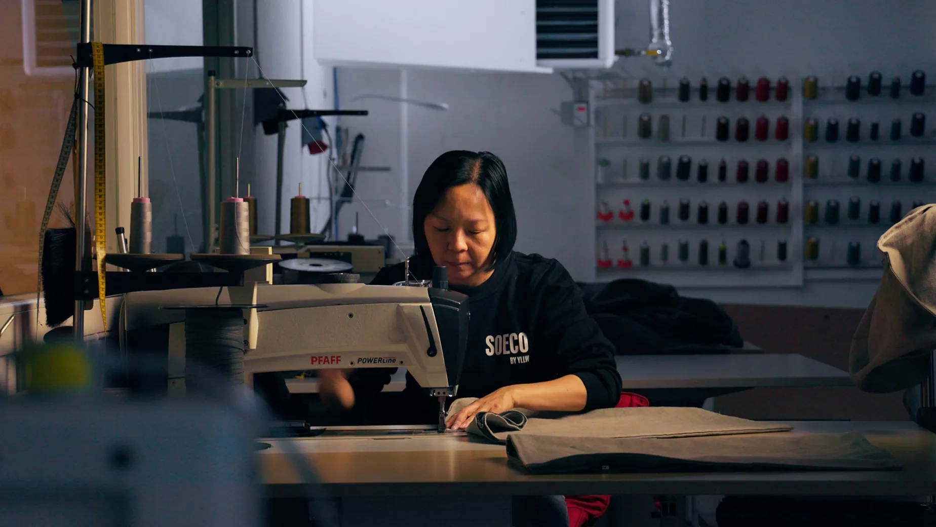 Yllw Factory sömmerska i vårt tapetseri