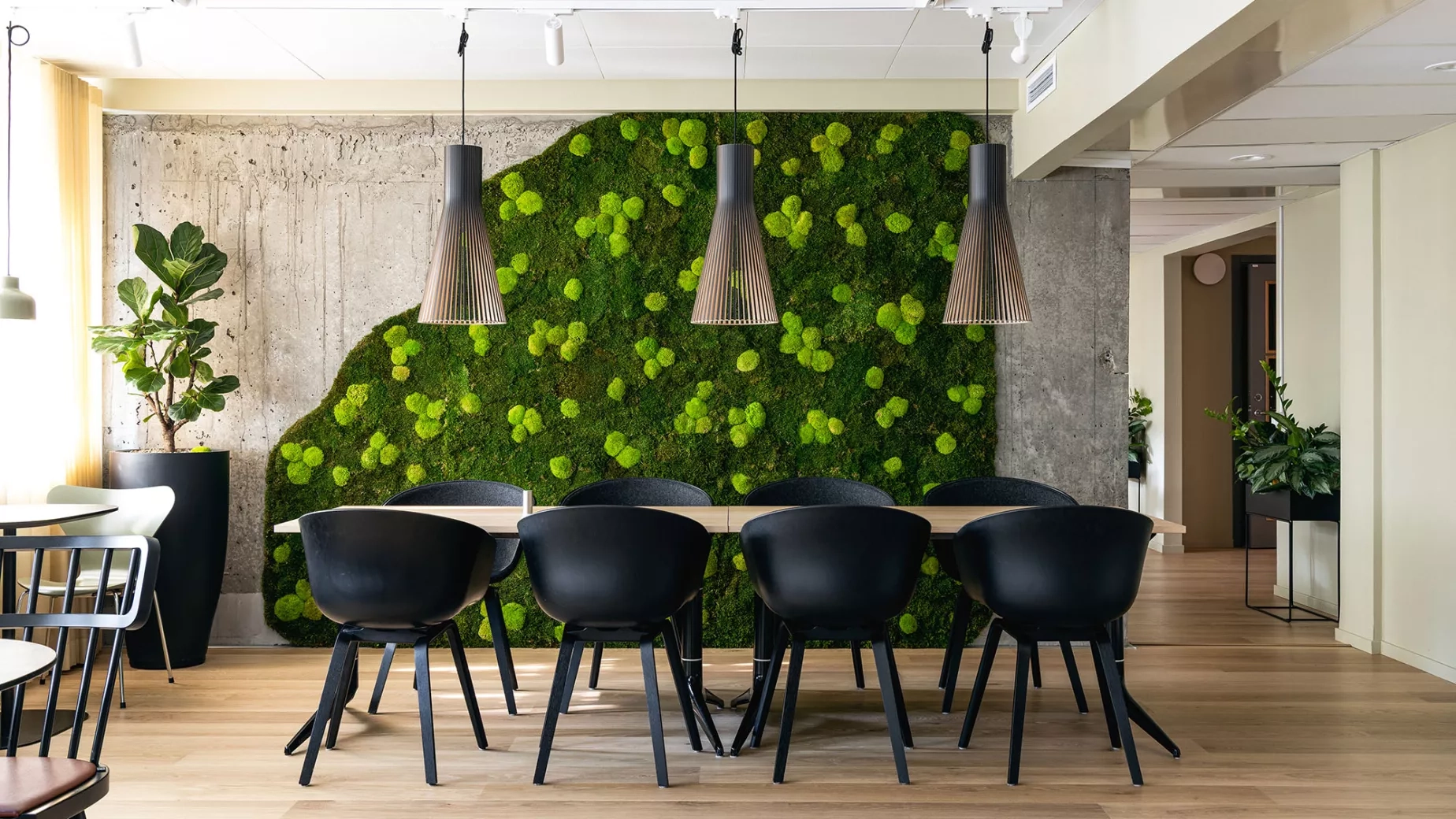 Matsalen med mossvägg på Malmö stad inredd av Yllw Factory
