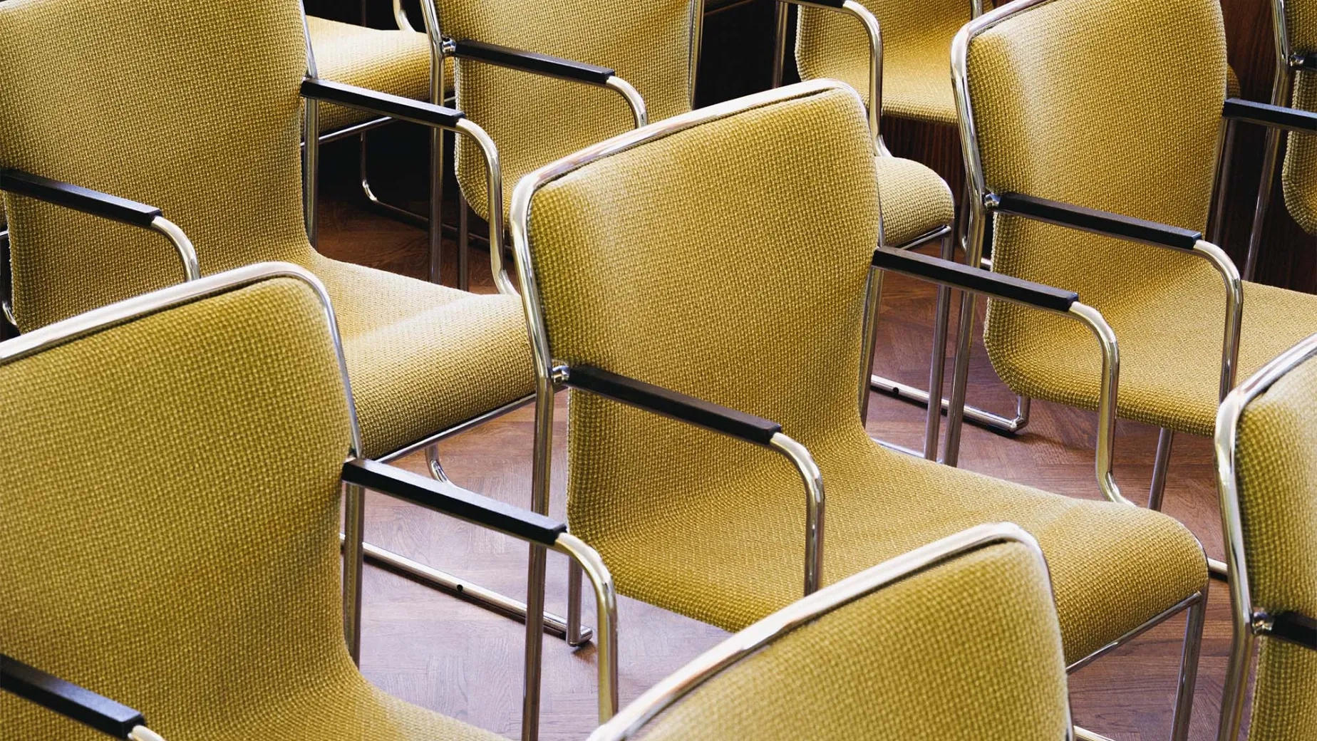 Konferensstol 77 från Lammhults omklädda på Yllw Factory
